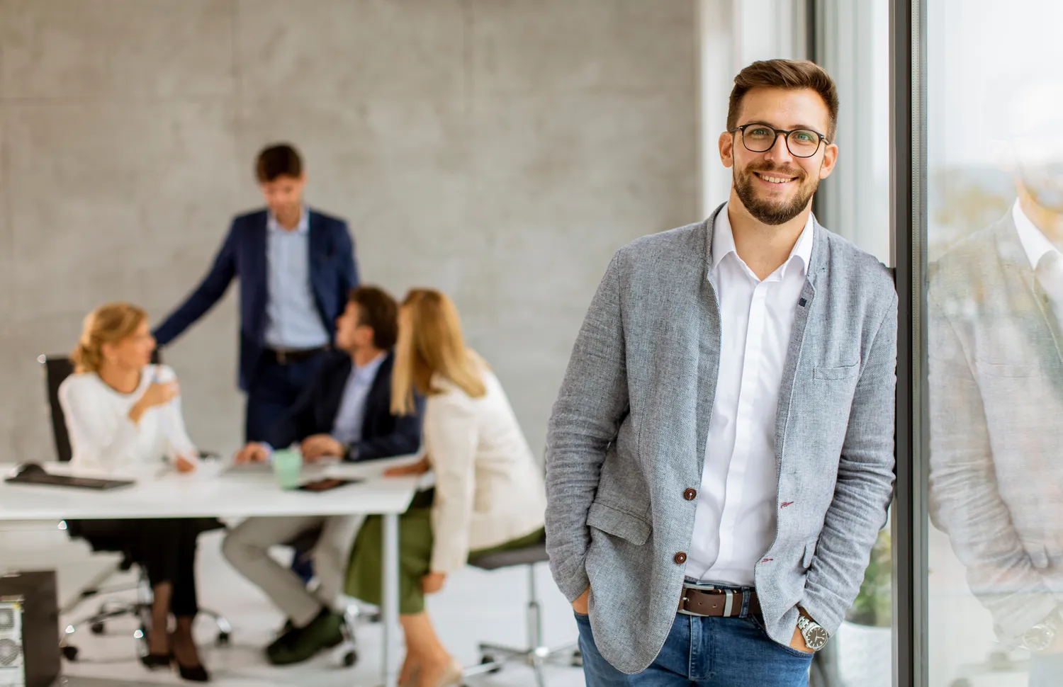 Pay Solution – Lohn- und Gehaltsberatung – Attraktiver junger Geschäftsmann, selbstbewusst im Büro