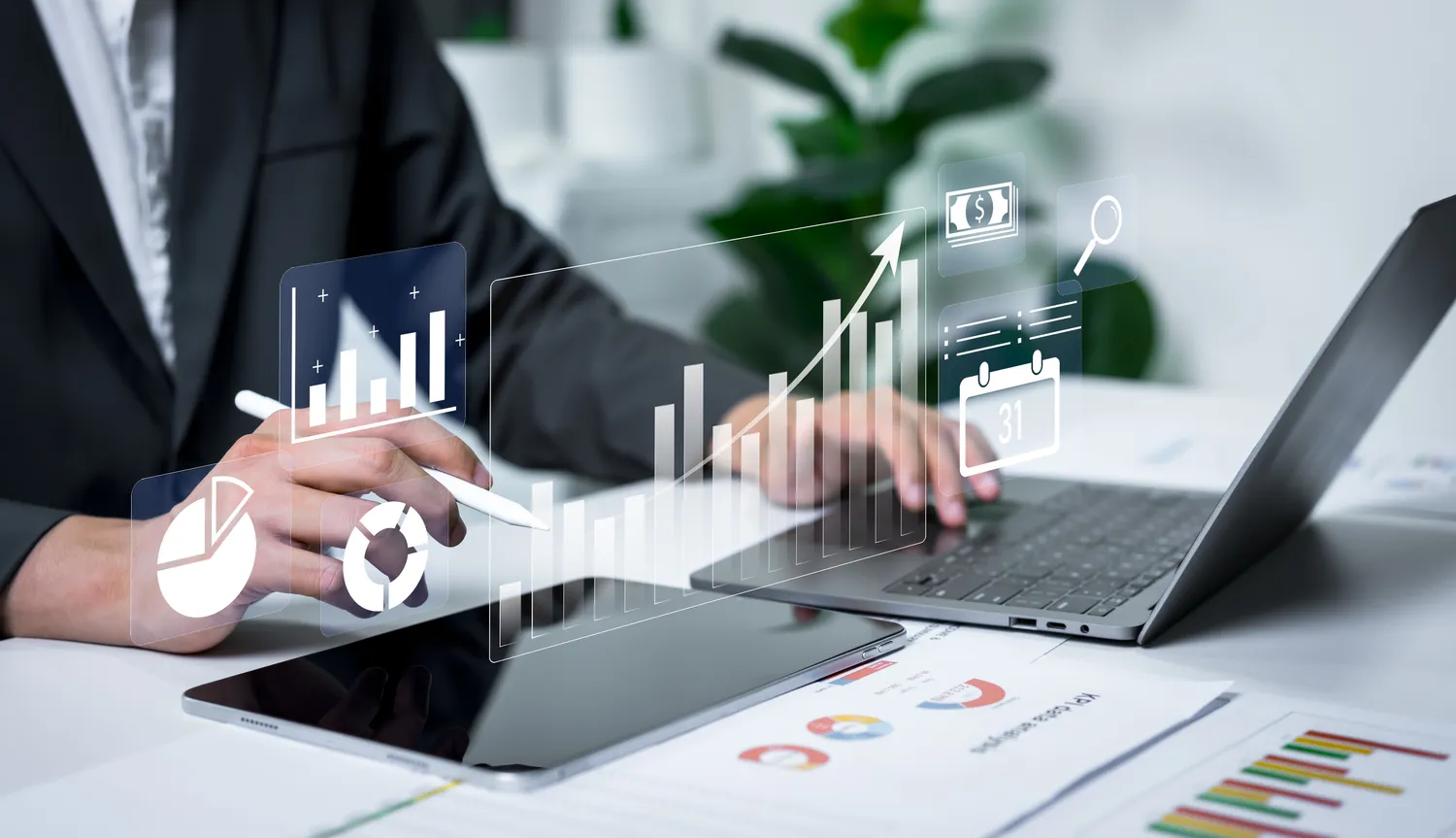 Pay Solution – Lohn- und Gehaltsberatung – Geschäftsmann analysiert Finanzdiagramme mit Business-Intelligence-Konzepten und Bankanalysen