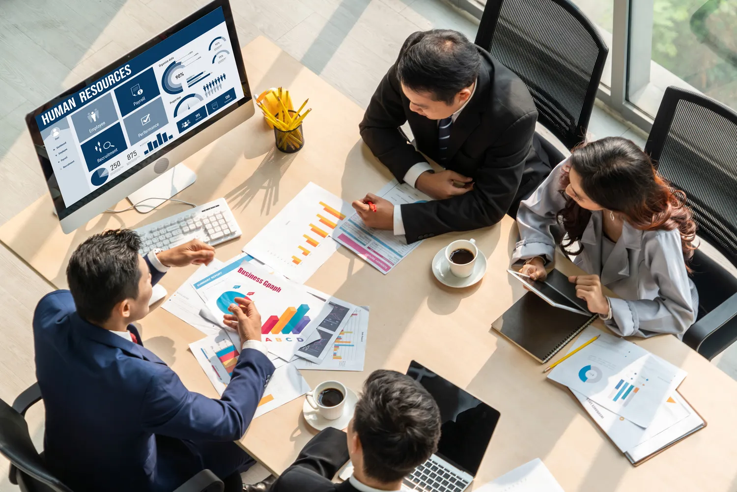 Pay Solution – Lohn- und Gehaltsabrechnungsberatung – Personalmanagement-Software auf dem Bildschirm, die Personalmitarbeitern bei der Personalbeschaffung, Lohn- und Gehaltsabrechnung, der Personalsuche und der KPI-Bewertung hilft